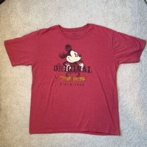 Disney Men’s red short sleeve t-shirt with Mickey Mouse on front, size XL, EUC